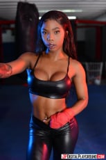 Sarah Banks - Boxing Boning | Picture (1)
