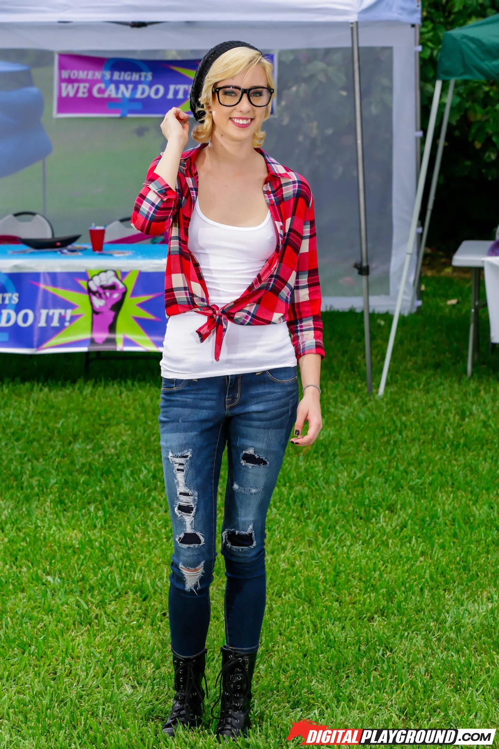Haley Reed - Pelea de gatas en el campus | Picture (56)